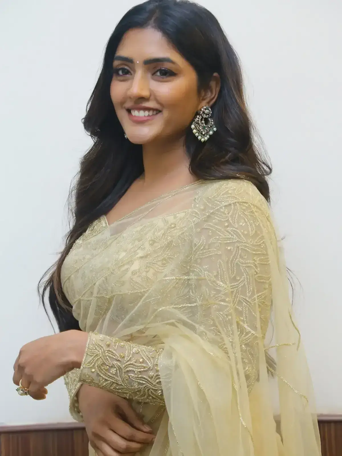 INDIAN ACTRESS EESHA REBBA IMAGES IN TRADITIONAL GREEN SAREE 5